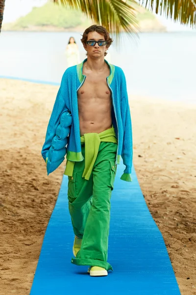 Look 14